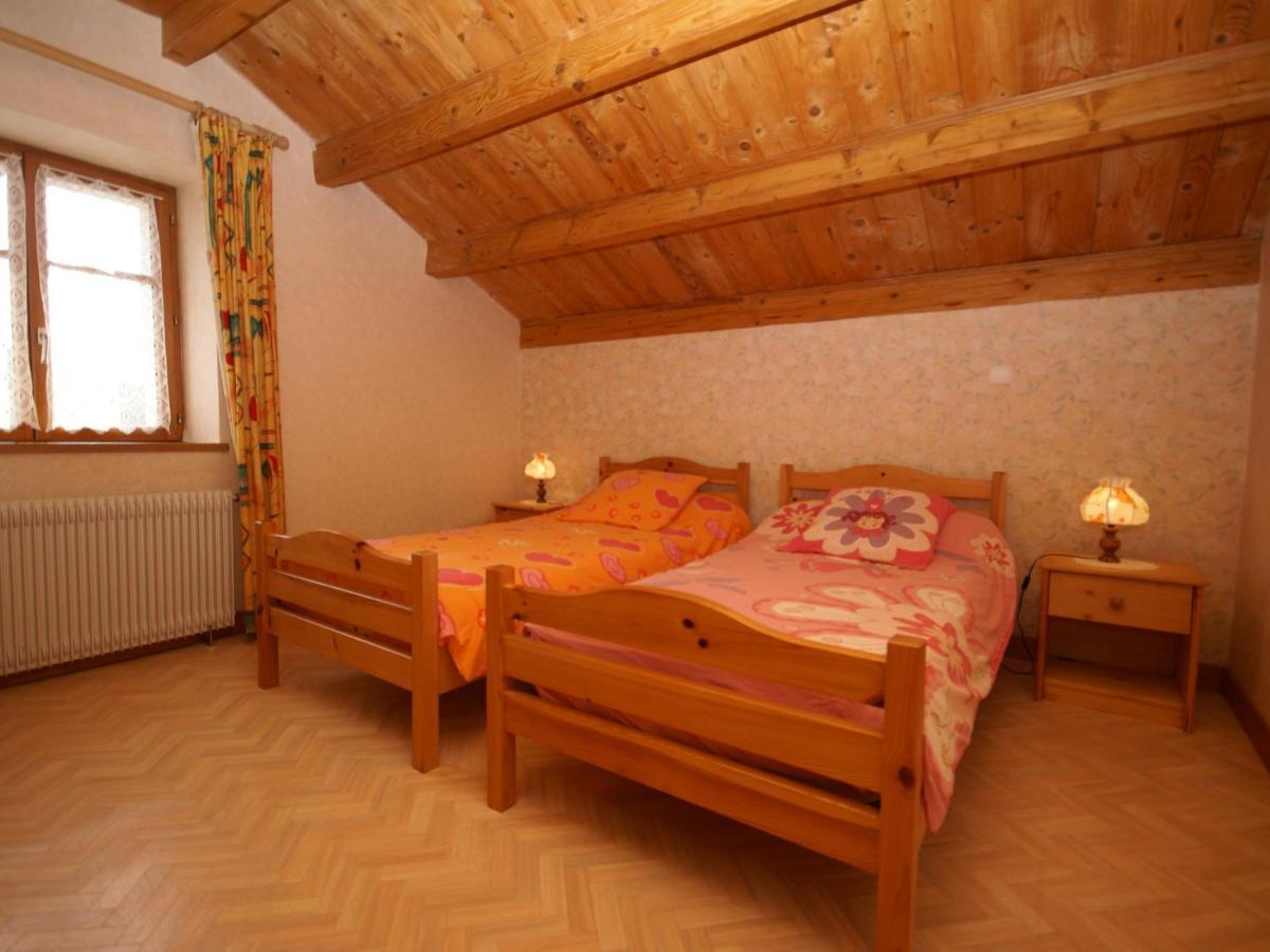 Spacious Holiday Home Near The Forest Esmoulieres Bagian luar foto