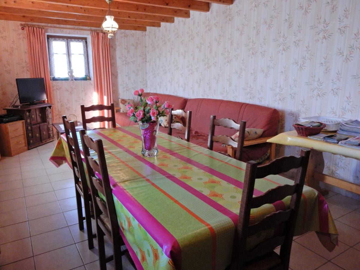 Spacious Holiday Home Near The Forest Esmoulieres Bagian luar foto